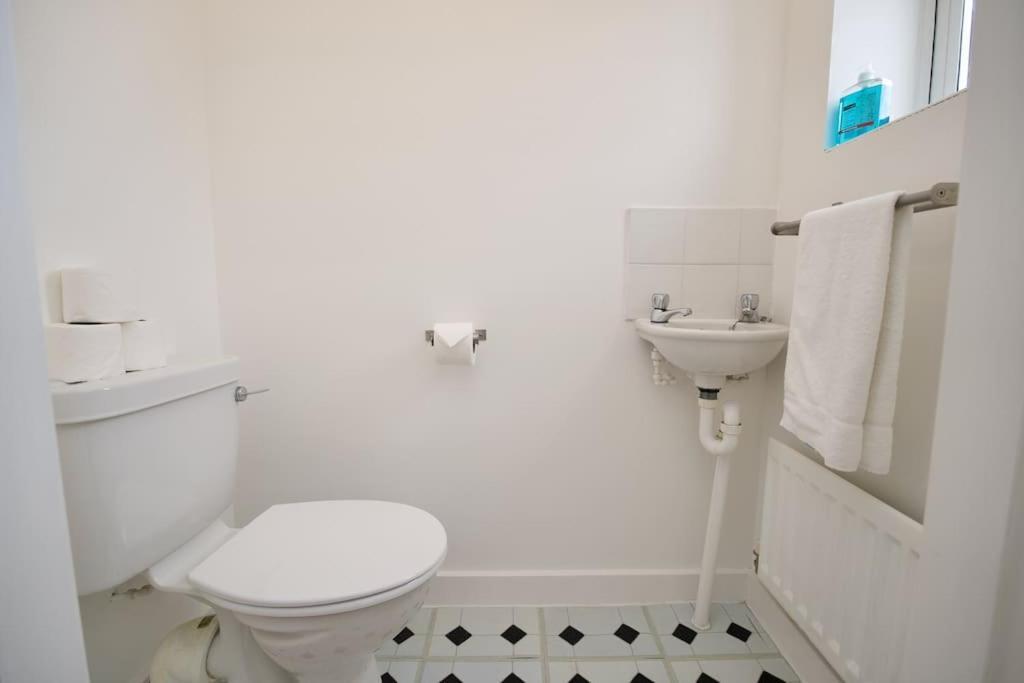 Vila Highley'S Nest - Fully Furnished Gem, Free Private Parking, Sky Tv & Netflix Coventry Exteriér fotografie
