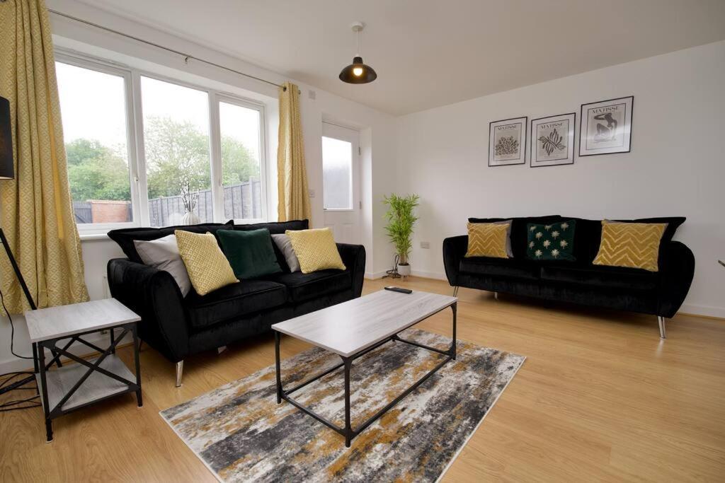 Vila Highley'S Nest - Fully Furnished Gem, Free Private Parking, Sky Tv & Netflix Coventry Exteriér fotografie