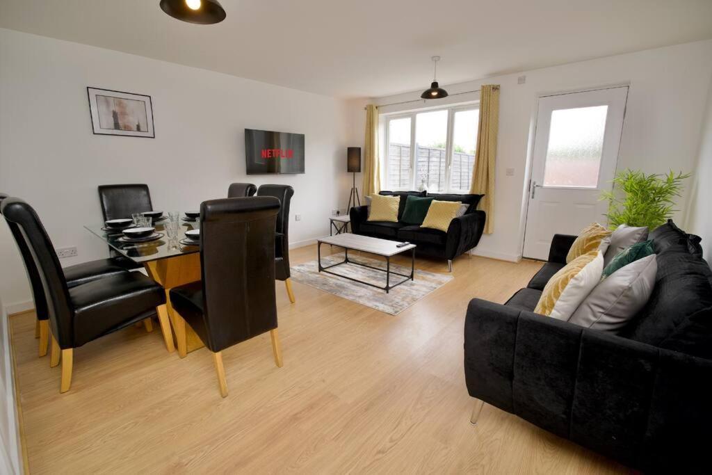 Vila Highley'S Nest - Fully Furnished Gem, Free Private Parking, Sky Tv & Netflix Coventry Exteriér fotografie